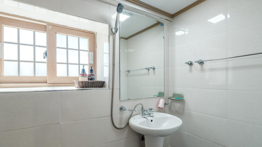 Bathroom 4, Jeju Motungedoljib Dogchaepension, Jeju