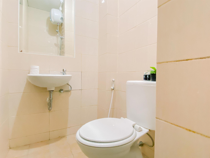 Bathroom 5, Compact Studio at Dave Apartment By Travelio, Depok