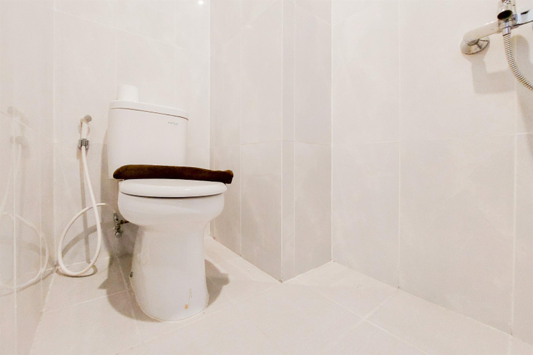 Bathroom 5, Restful and Warm Studio Serpong Garden Apartment By Travelio, Tangerang