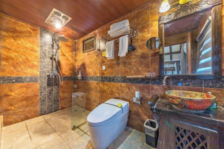 Bathroom 3, Jinghua Bieyuan Boutique Hostel, Lijiang