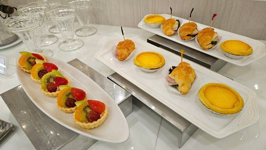 Food & Drinks 9