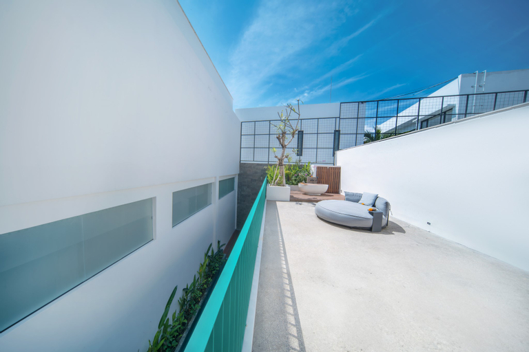 Exterior 23