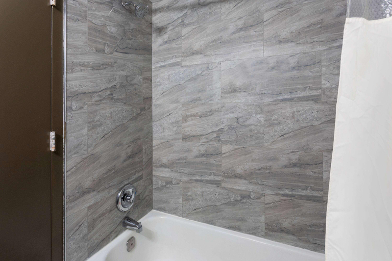 Bathroom 4, Travelodge by Wyndham Sarnia, Lambton