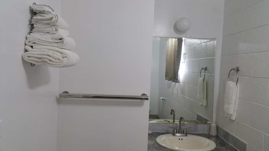 Bathroom 3, Thunder Bird Motel, Elmore