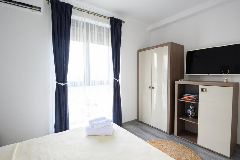 Others 4, Apartament Radiana, Sanmartin