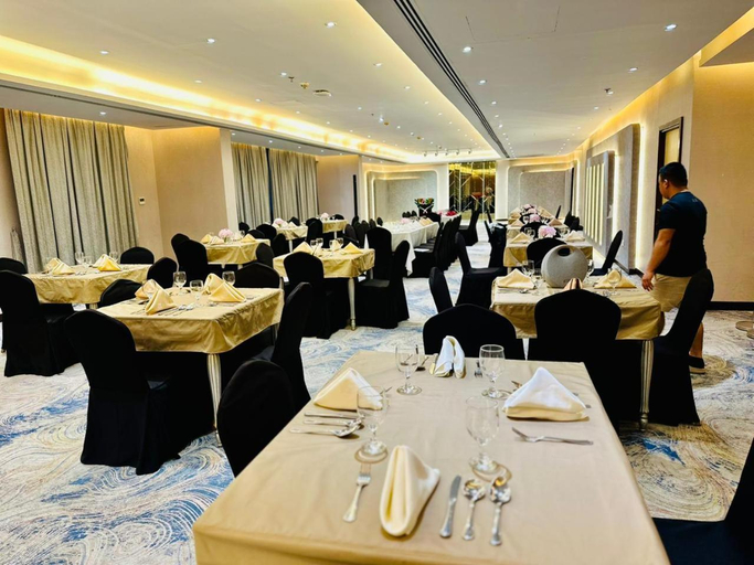 Food & Drinks 5, Wescott Plaza Hotel Apartments, Dubai