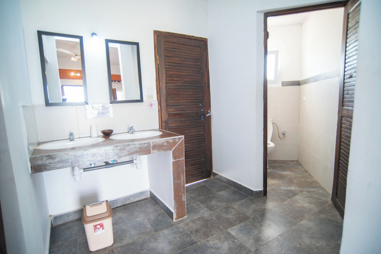 Bathroom 3, Hotel H1 Isalo, Ihorombe