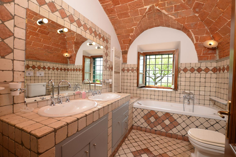 Bathroom 4, Antinoro Apartments, Florence