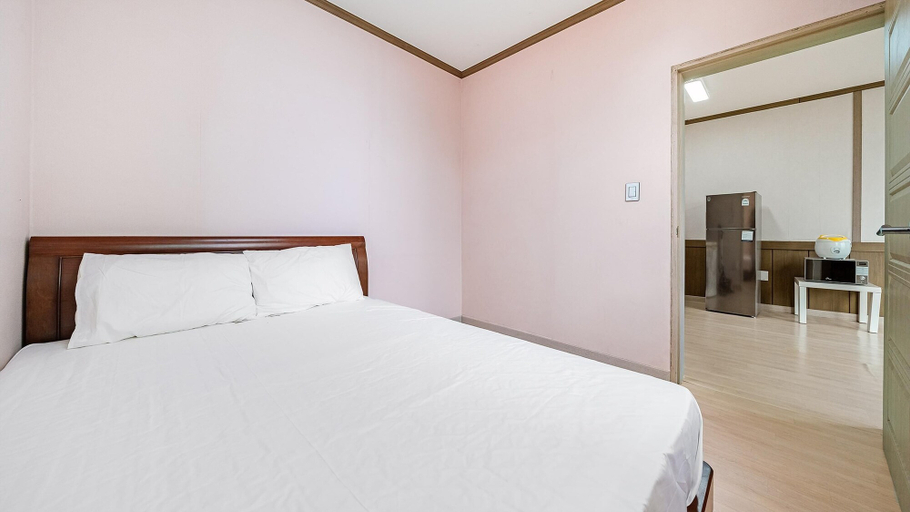 Bedroom 2, Geoje Youngsu Pension, Geoje