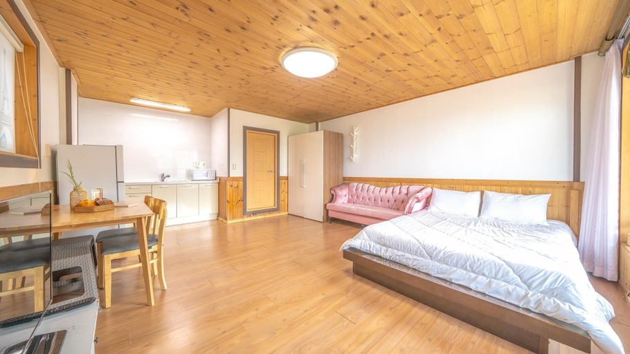 Bedroom 3, Gapyeong Gold Castle Pension, Gapyeong