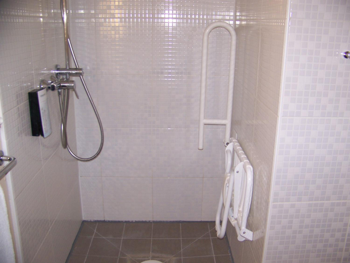 Bathroom 4, Campanile Château Thierry, Aisne
