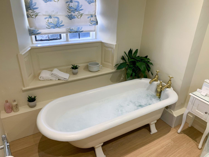 Bathroom 3, Mortons Manor, Dorset
