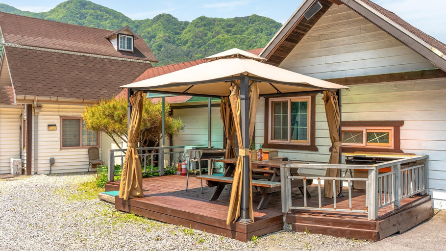 Exterior & Views 2, Gapyeong Gold Castle Pension, Gapyeong