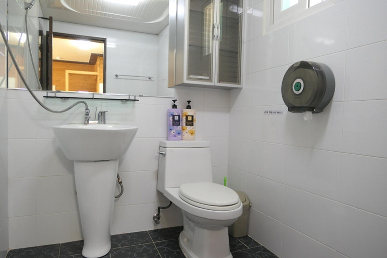 Bathroom, Gapyeong Ongdalsam Pension, Gapyeong