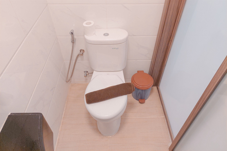 Bathroom 5, Cozy Living Studio At Sky House Bsd Apartment, Tangerang Selatan