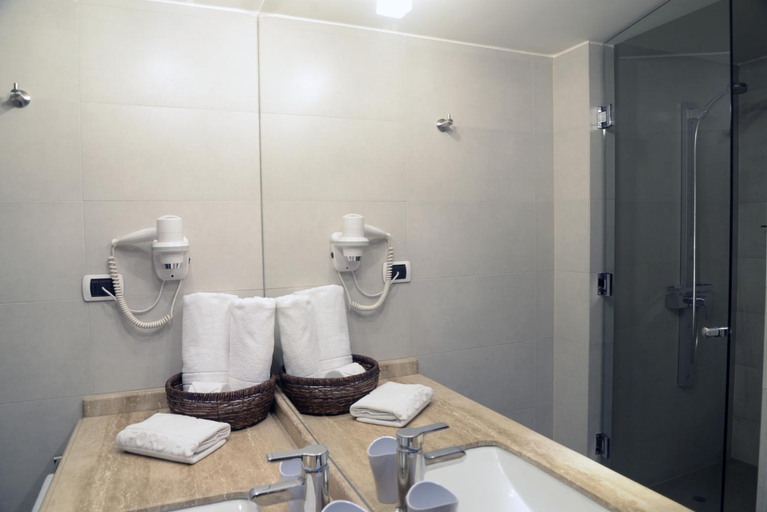 Bathroom 2, Hotel Stanford, Santiago