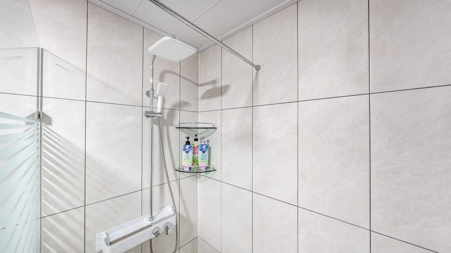 Bathroom 16