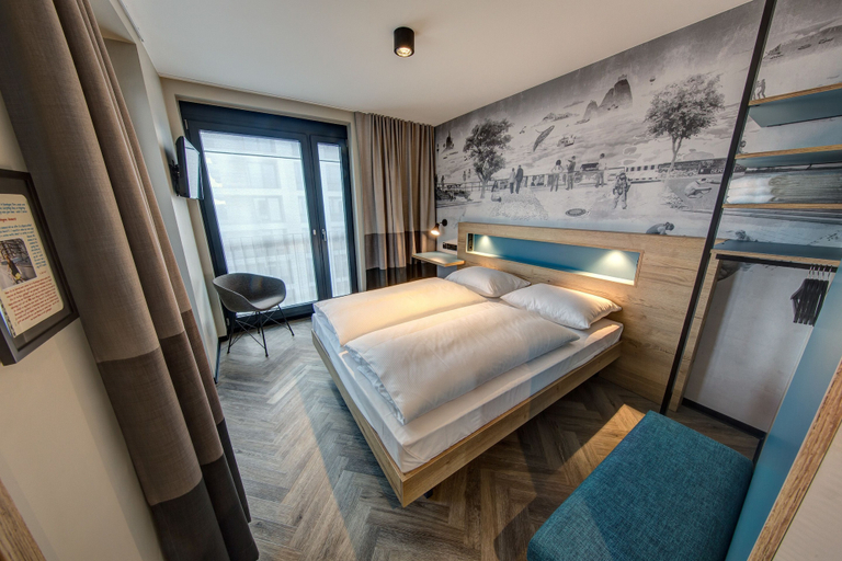 Bedroom 2, Schulz Hotel Berlin Wall at the East Side Gallery, Berlin