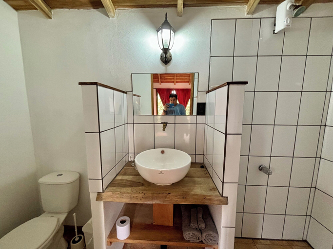 Bathroom 3, Rincón De Gaetano, Bagaces