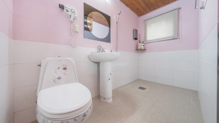 Bathroom 4, Ganghwa Gichayeohaeng Pension, Ganghwa