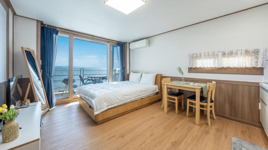 Bedroom 3, Yeosu Eoneumeosjinnal Pension, Yeosu