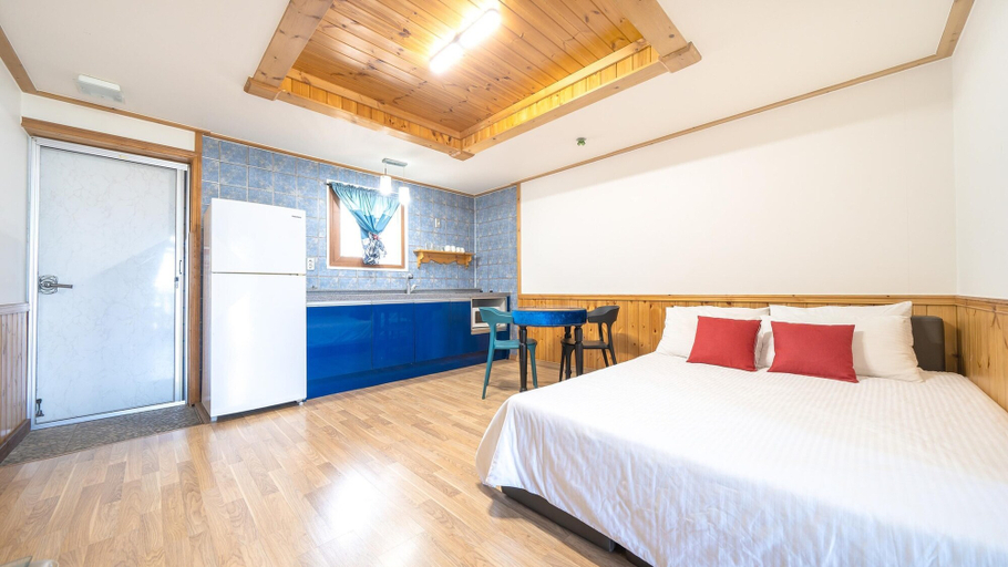 Bedroom 3, Geoje Gaonara Pension, Geoje