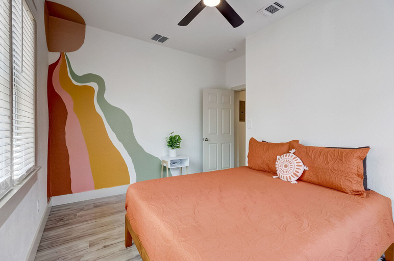 Bedroom 5, The Retro Retreat - Close to Downtown Fort Sam, Bexar