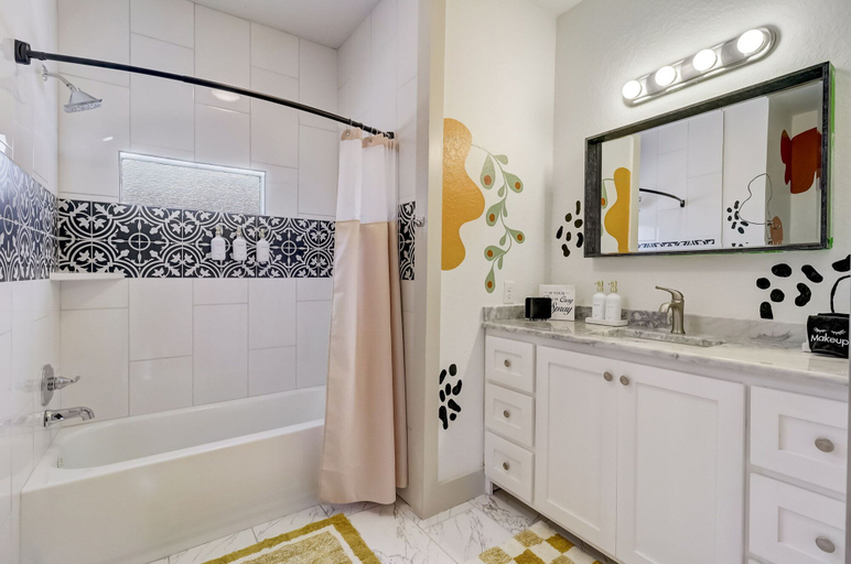 Bathroom 4, The Retro Retreat - Close to Downtown Fort Sam, Bexar