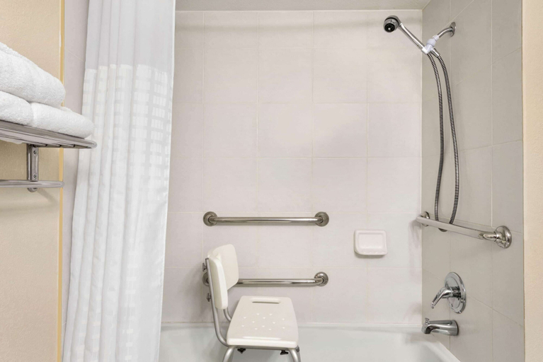 Bathroom 4, Baymont by Wyndham Des Moines North, Polk
