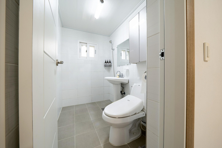 Bathroom 4, Jeju Joyhouse, Seogwipo