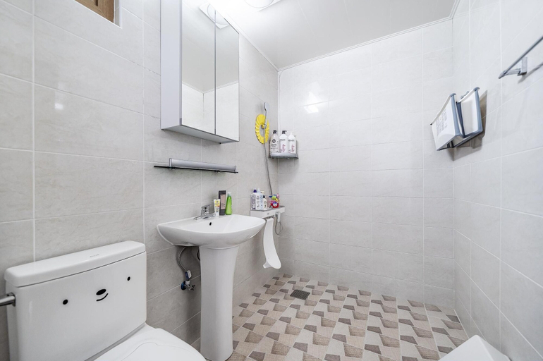 Bathroom 2, Jeju Sky Kids Pension, Jeju