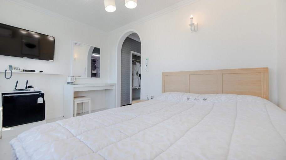 Bedroom 3, Gyeongju Neulsiwon Pension, Gyeongju