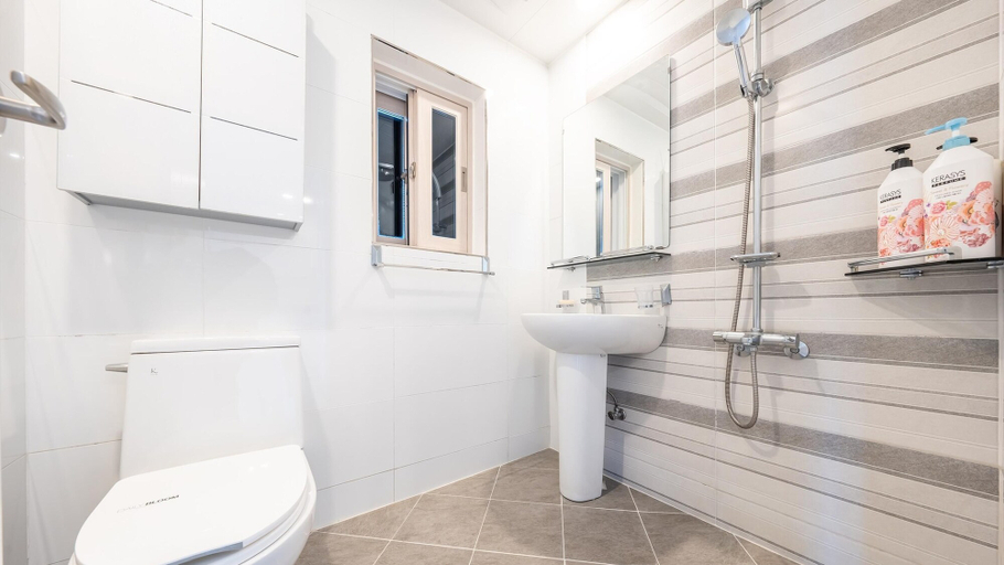 Bathroom 3, Goseong Badasga per Osyeonbyu Pension, Goseong