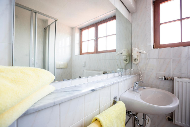 Bathroom 3, Gastehaus Hotel Maria Theresia, Miesbach