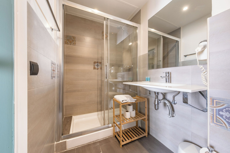 Bathroom 3, Ainb Born-damas Apartments, Barcelona