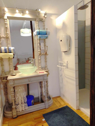Bathroom 3, Domaine de la Borde, Lot