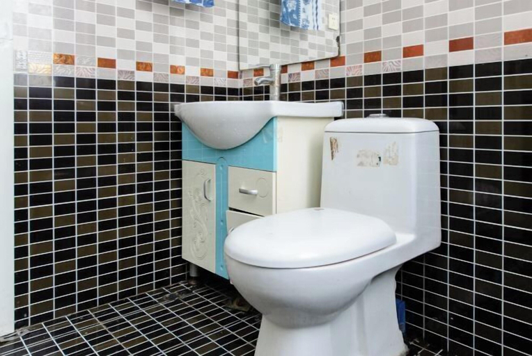 Bathroom 4, Jinshatan Haizhiqing Apartment, Qingdao