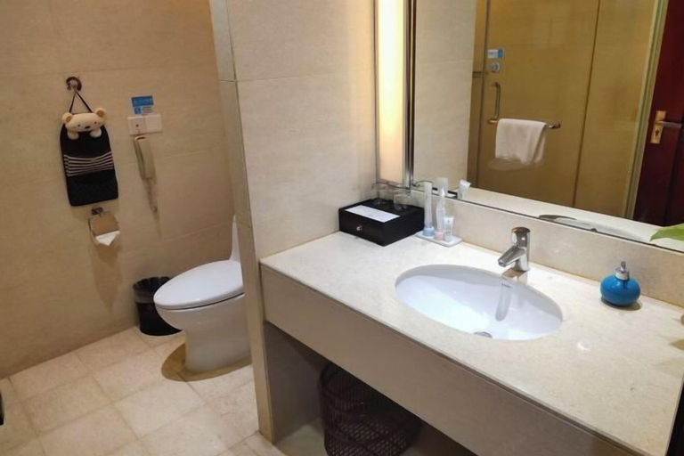 Bathroom 4, Huatian Hotel(Wuhan Xudong Metro Station), Wuhan