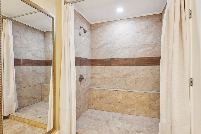 Bathroom 3, Elsa's Place Bed and Breakfast, Jefferson