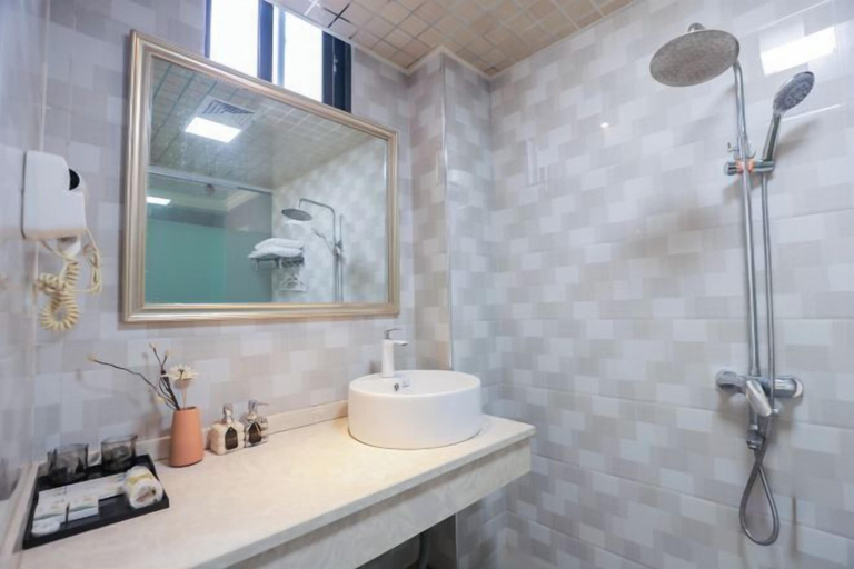 Bathroom 3, Langting Boutique Hotel, Dehong Dai and Jingpo