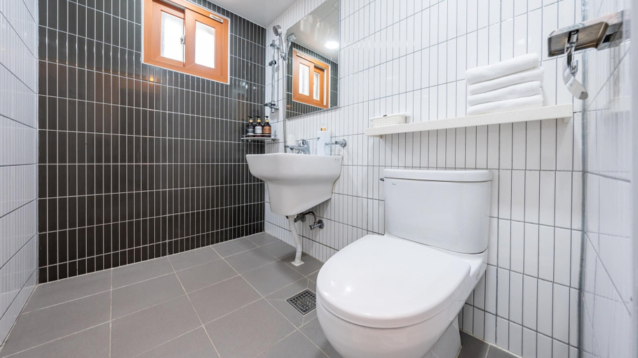 Bathroom 2, Yangyang Verit Pension, Yangyang