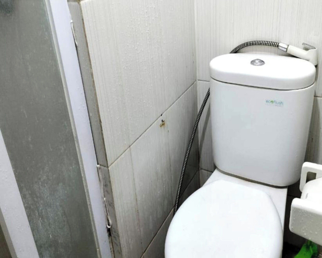 Bathroom 3, OYO 94087 Apartemen 19 Avenue By Rh, West Jakarta