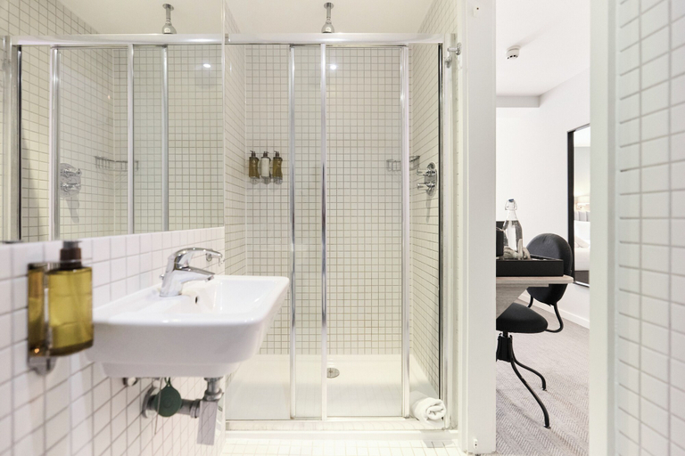 Bathroom 4, Prince William Hotel, London