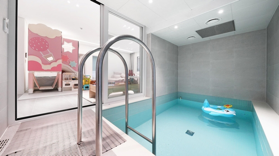 Bathroom 14