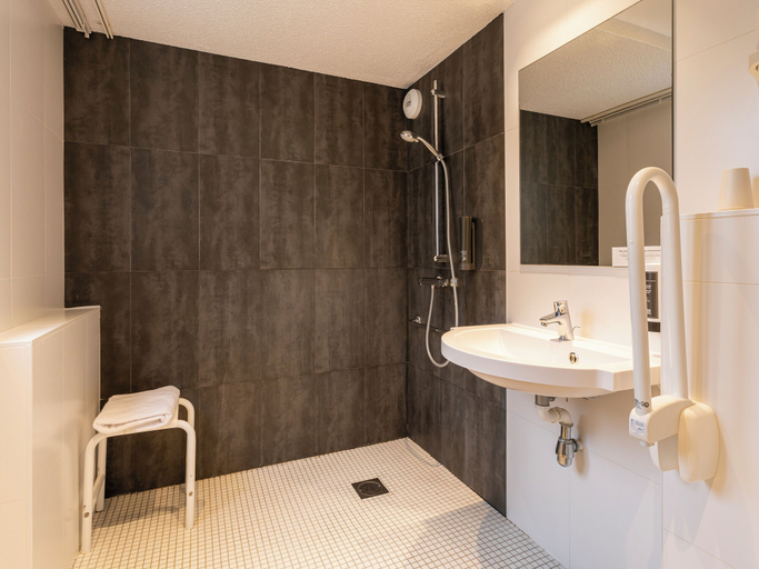 Bathroom 5, B&B HOTEL Lorient Ploemeur, Morbihan