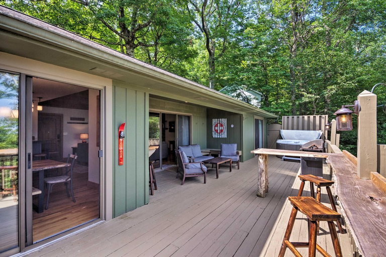 Cabin with Hot Tub and Mountain Views Less Than 5 Mi to Boone, Watauga