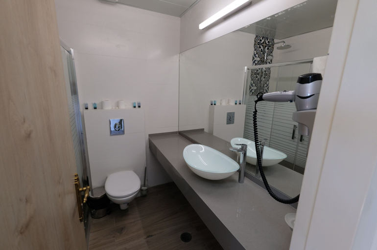 Bathroom 5, St. George’s Cathedral Pilgrim Guesthouse – Jerusalem