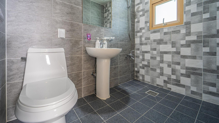 Bathroom 4, Gangneung Basecamp Pension, Gangneung