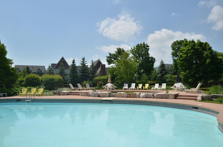 Sport & Beauty, New Blue Mountain Village Snowbridge Executive Townhome Sleeps 10 with Outdoor Pool and Shuttle, Grey