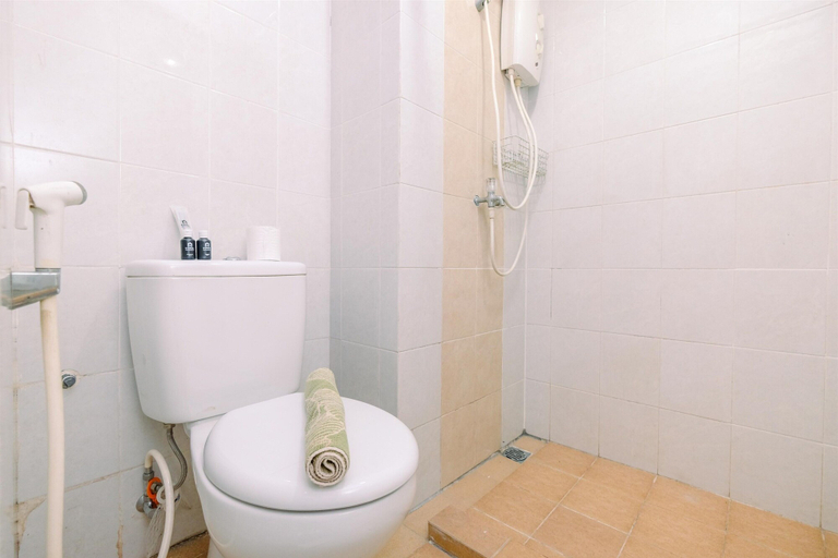 Bathroom 3, Modern Look Studio At Taman Melati Margonda Apartment, Depok